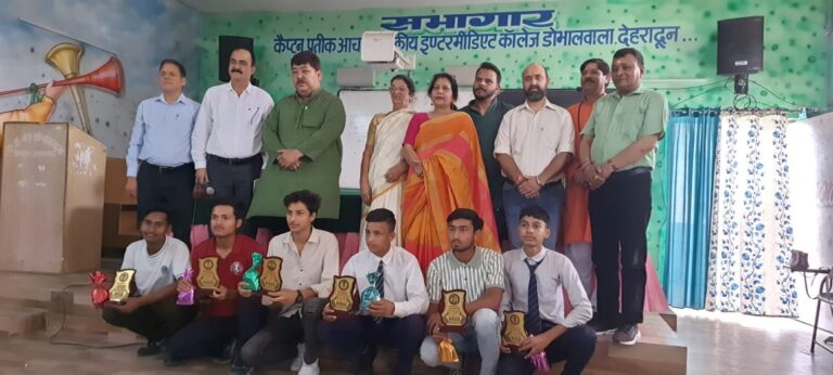परीक्षा में उत्तीर्ण प्रथम तीन छात्रों को किया सम्मानित