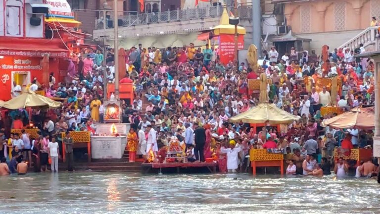 हरिद्वार बुद्ध पूर्णिमा पर गंगा स्नान के लिए उमड़ा श्रद्धालुओं का रेला