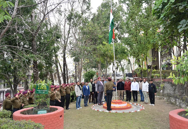 श्रीनगर मेडिकल कॉलेज में प्रो. डॉ. आशुतोष सयाना ने किया ध्वजारोहण, छात्रों में दिखा देशभक्ति का उत्साह – Uttarakhand Nidhi