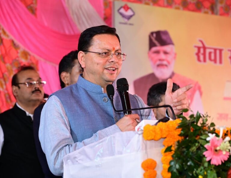 सेवा संकल्प अभियान के तहत देहरादून में आयोजित बहुउद्देशीय शिविर में मुख्यमंत्री ने किया प्रतिभाग, विभागीय स्टॉलों का किया अवलोकन