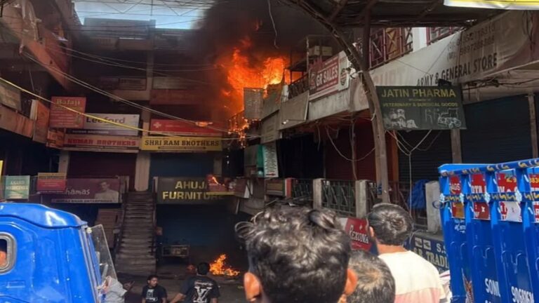 देहरादून में कॉम्प्लेक्स के ड्रेस एम्पोरियम दुकान में लगी आग, लोगों में मची अफरा तफरी