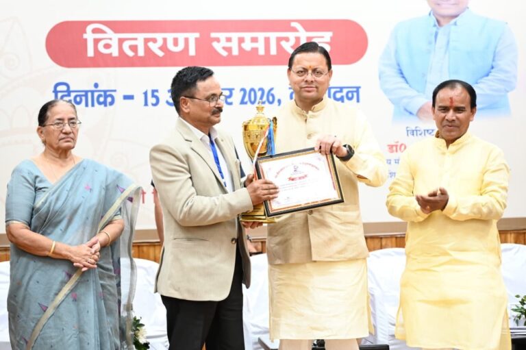मुख्यमंत्री ने पं. दीनदयाल उपाध्याय शैक्षिक उत्कृष्टता पुरस्कार समारोह में 63 मेधावी छात्र-छात्राओं और छह प्रधानाचार्यों को किया सम्मानित