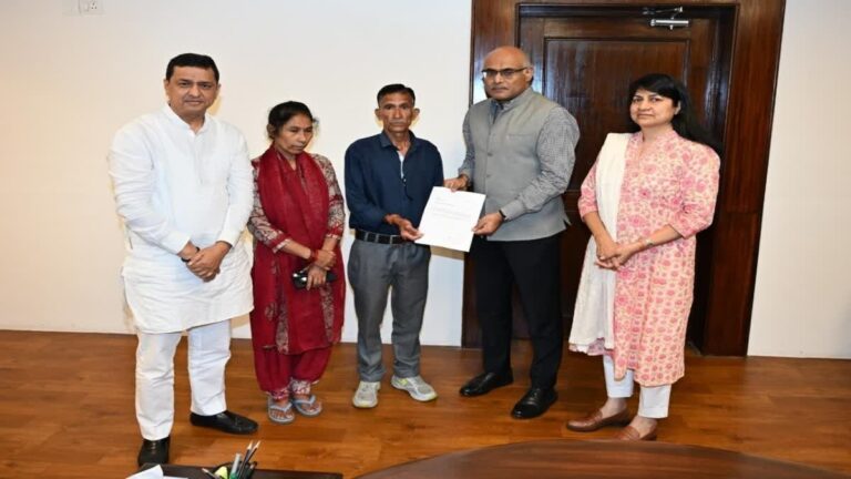 दिल्ली सीबीआई मुख्यालय पहुंचे अंकिता भंडारी के माता-पिता, अधिकारियों से मुलाकात कर रखी मांग